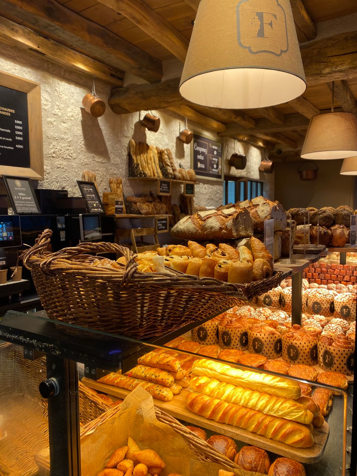 Étal de pains et viennoiseries dans une boulangerie française