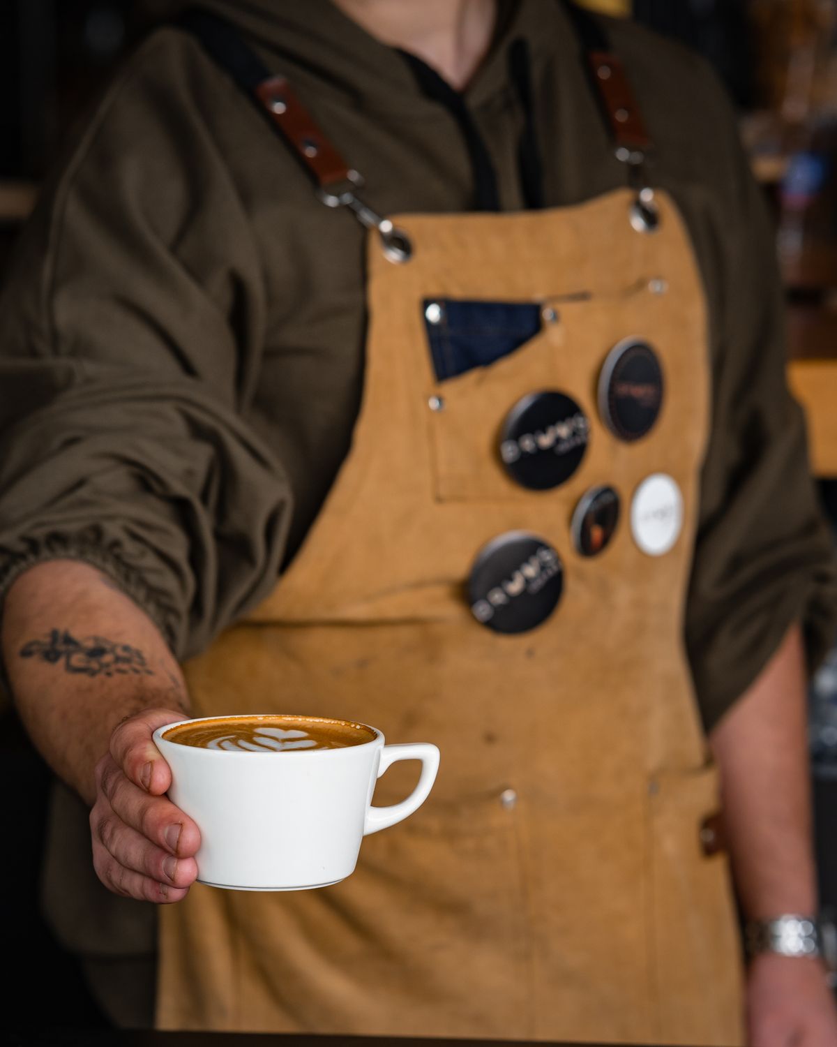 Barista servant un café dans un établissement européen