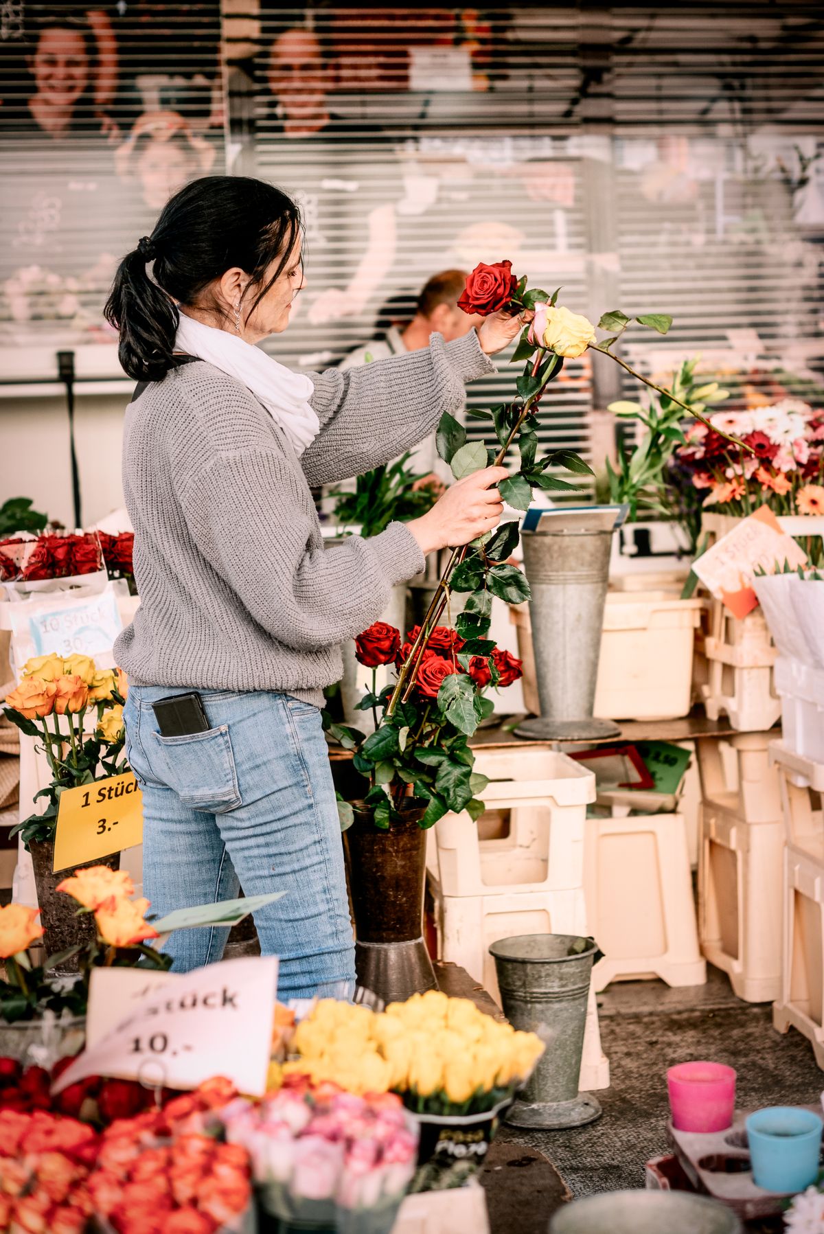 Fleuriste préparant des roses sur un marché à Salzbourg