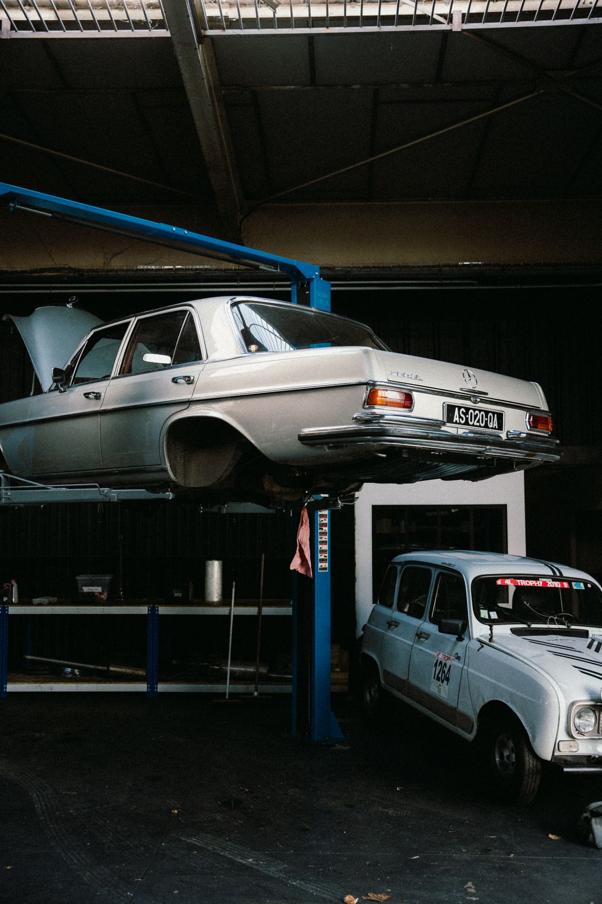 Voitures sur pont élévateur dans un garage français