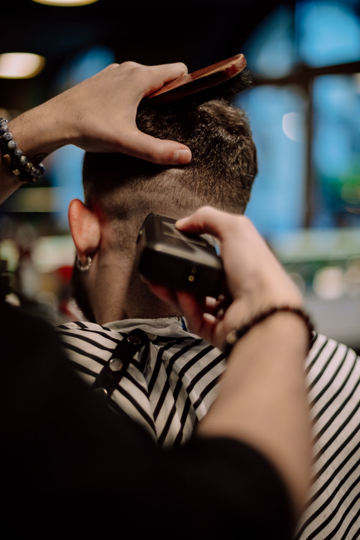 Coupe de cheveux dans un salon à Genève